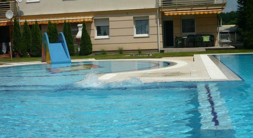 Relax Beach Apartman Hajdúszoboszló Exteriör bild
