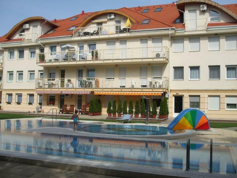 Relax Beach Apartman Hajdúszoboszló Exteriör bild