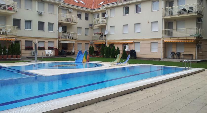 Relax Beach Apartman Hajdúszoboszló Exteriör bild